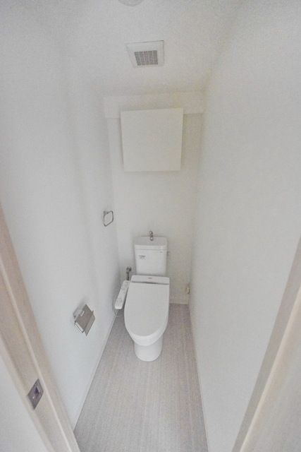 トイレ　落ち着いた色調のトイレです