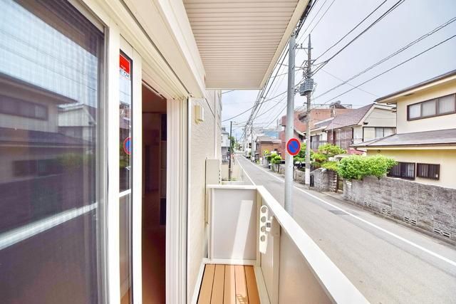 バルコニー　★明るいバルコニーで洗濯物を干すことができます★
