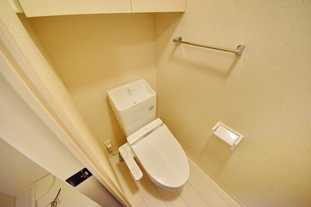 トイレ　★上部に収納のあるきれいなトイレです★