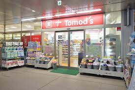 ドラックストア　トモズ白金プラザ店（ドラッグストア）まで90m