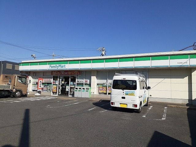 コンビニ　ファミリーマート半田桐ヶ丘店（コンビニ）まで530m