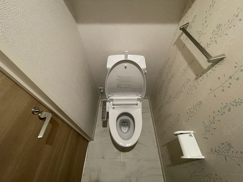 トイレ　シャワートイレ完備◎上部に収納棚あの