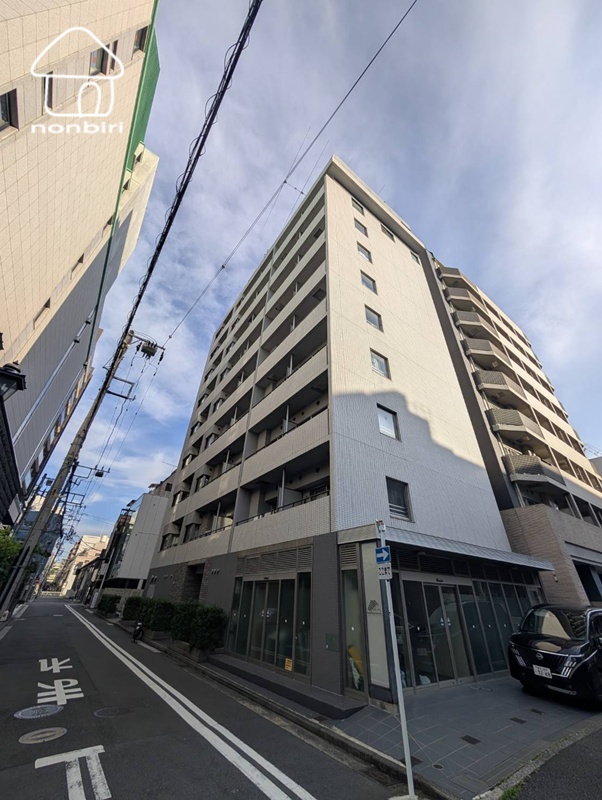 建物外観　白基調で明るいマンションです