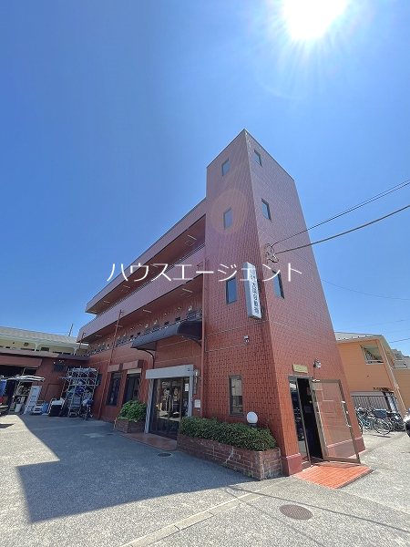 建物外観　タイル貼りのマンションです。