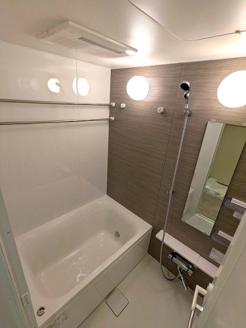 バス・シャワールーム　追焚オートバス、浴室換気乾燥機、ハンガーパイプが2本付で多く