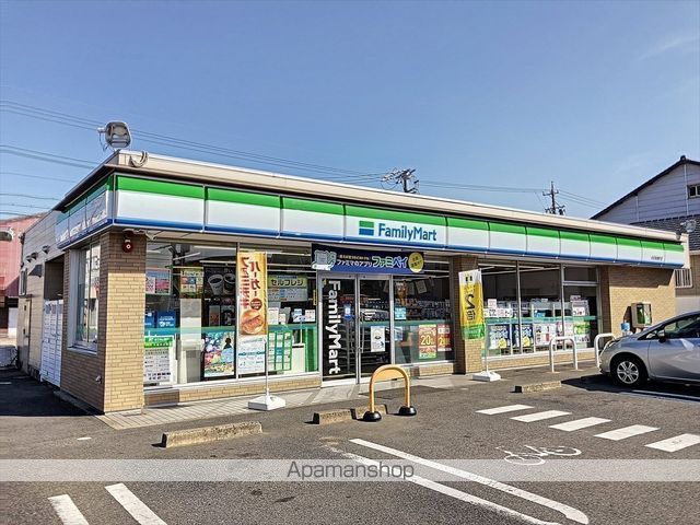 コンビニ　ファミリーマート（コンビニ）まで597m