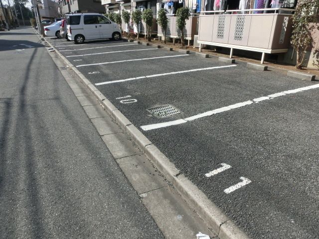 駐車場　敷地内駐車場あります