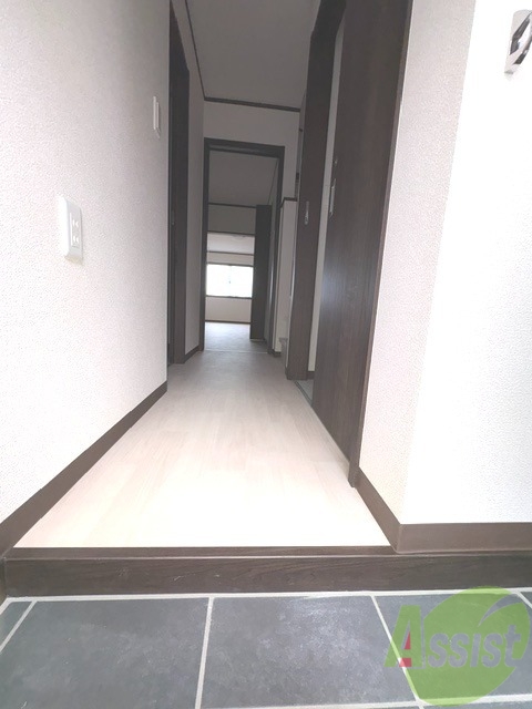 玄関　玄関は、段差があまりないので出入りが楽そうです。