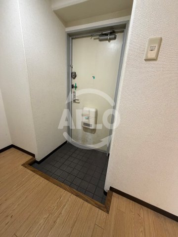玄関　ティピカルタルミ　玄関