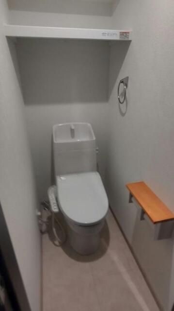 日暮里・舎人ライナー 熊野前駅 徒歩4分 10階建 築43年のトイレ写真