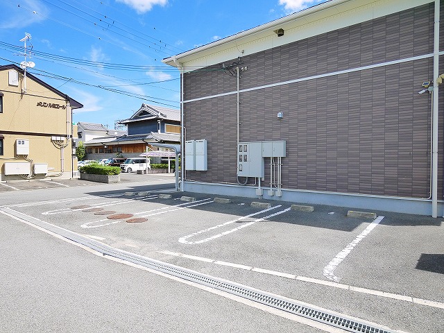 駐車場　駐車場があるので、車を買う予定の方も安心です