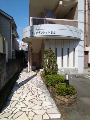 エントランス　落ち着いたエントランスです