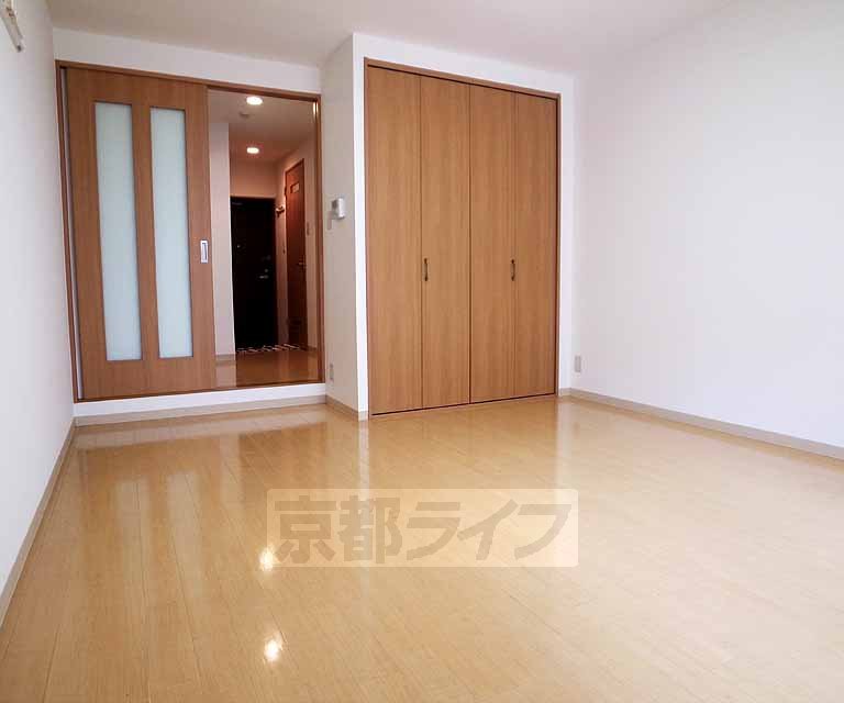 居室・リビング　奥行きがありフローリングのきれいな室内です！