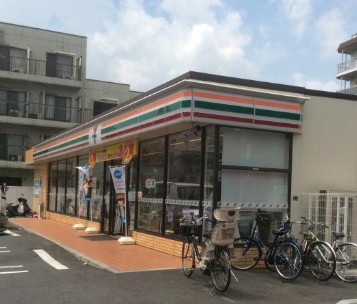 コンビニ　セブン‐イレブン板橋前野町１丁目店（コンビニ）まで53m