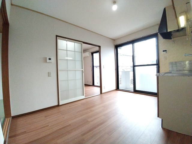 居室・リビング　６帖ダイニングは隣の部屋と合わせて利用可能です