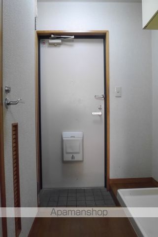 とさでん交通後免線 東新木駅 徒歩5分 3階建 築31年の玄関写真