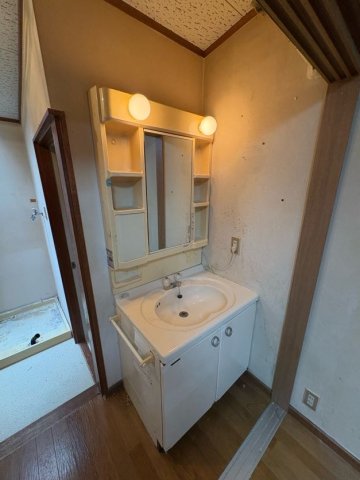 洗面設備　明るい洗面所です