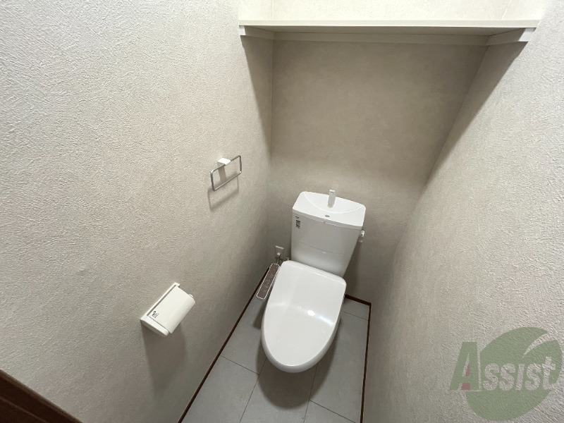 トイレ　トイレは温水洗浄便座です。シンプルな雰囲気になっています。