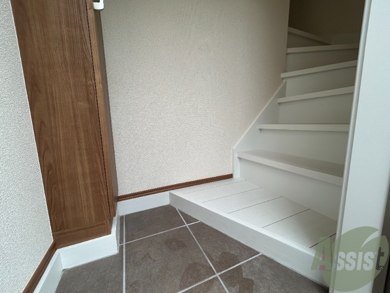 玄関　こちらは玄関のお写真です。広々としていて靴の着脱に便利です