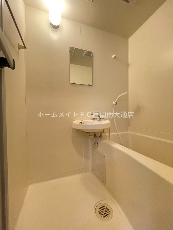 バス・シャワールーム　同型別部屋写真（反転）