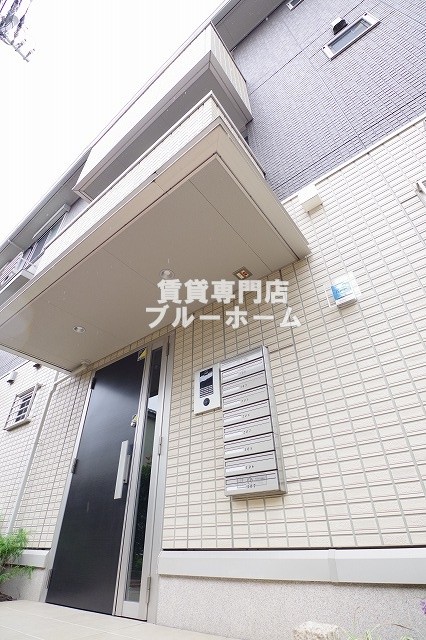 建物外観　軽量鉄骨造３階建ての物件！