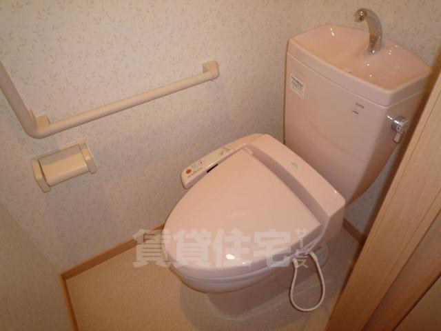 南海泉北線 和泉中央駅 徒歩15分 2階建 築18年のトイレ写真