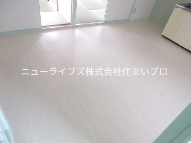 ホワイエアンノマエの居間写真