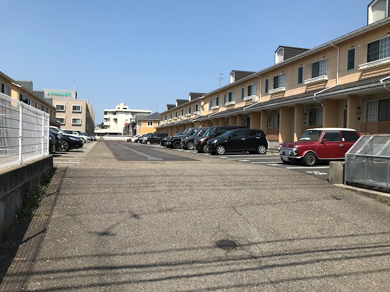 駐車場　敷地内に2台駐車出来ます