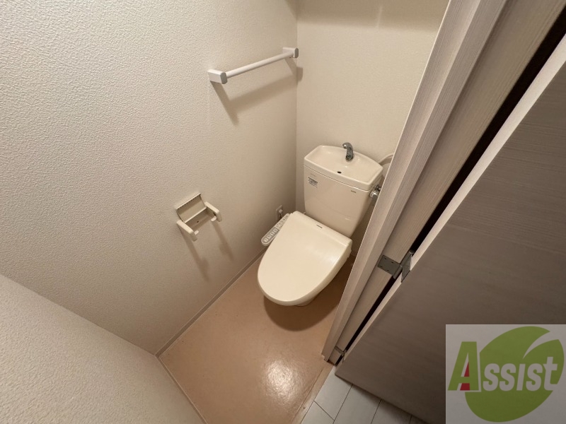 トイレ　こちらはトイレです。清潔感があり、安心して使用できます。
