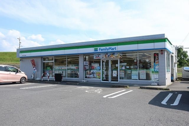 コンビニ　ファミリーマート（コンビニ）まで1600m