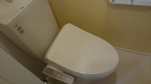 トイレ　落ち着いた色調のトイレです