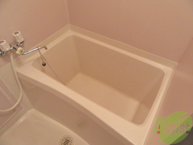 バス・シャワールーム　バスルームは狭すぎず、シャワーも浴びやすそうです。