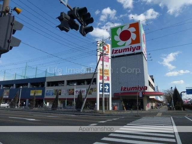 スーパー　イズミヤ（株）／スーパーセンター堅田店（スーパー）まで566m