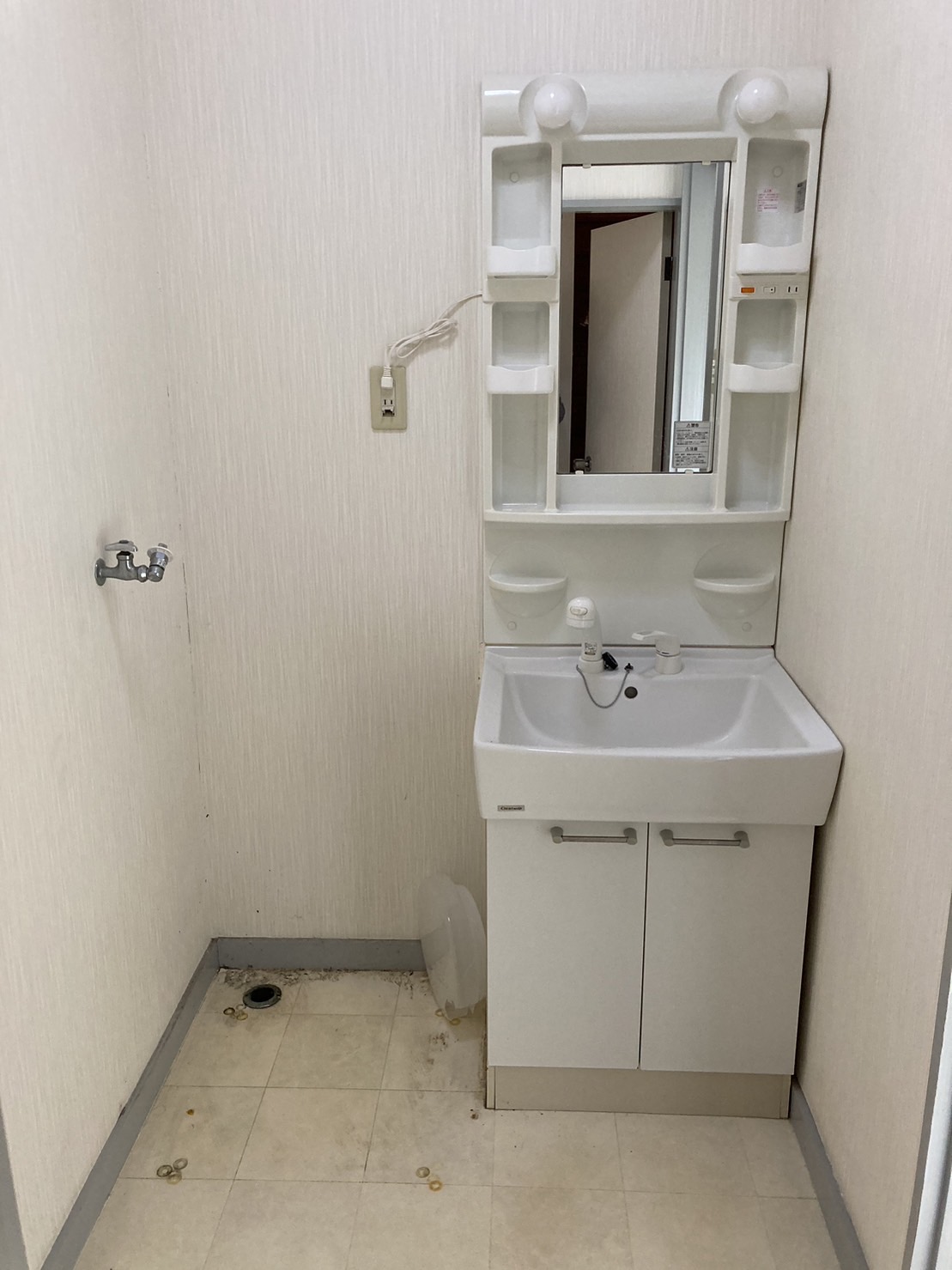 洗面設備　照明付き　シャワー洗面台