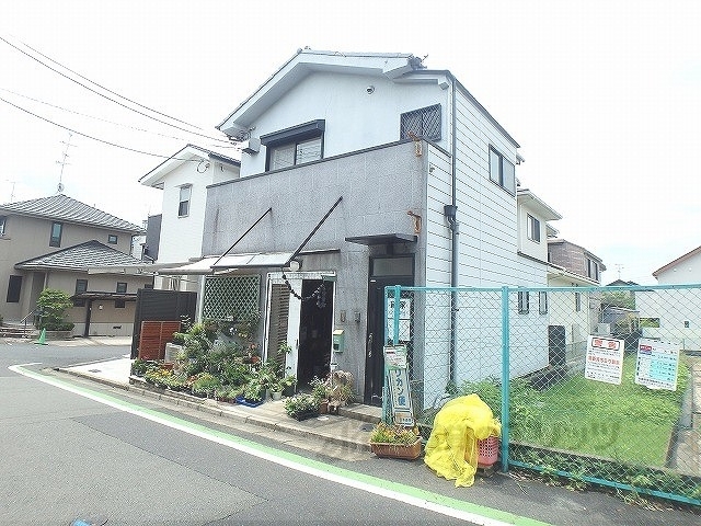 城陽市寺田のアパートの建物外観