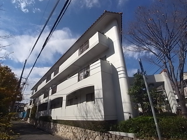 神戸市東灘区西岡本のマンションの建物外観