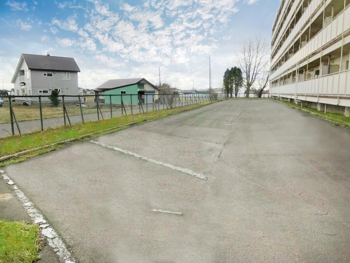 【深川市広里町のマンションの駐車場】