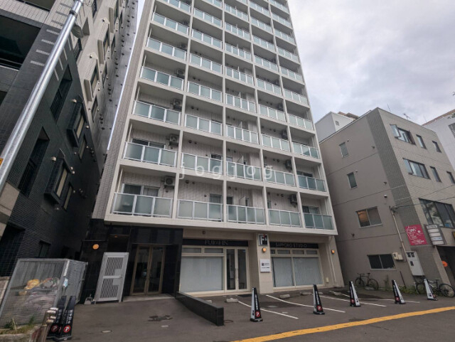 札幌市中央区南三条西のマンションの建物外観