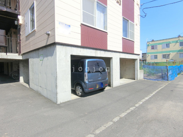 【札幌市東区中沼西三条のアパートの駐車場】