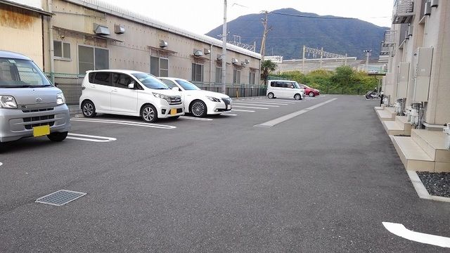 【北九州市門司区松原のアパートの駐車場】