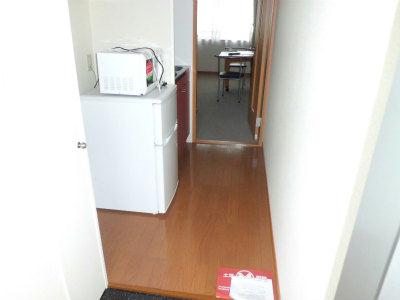 玄関　奥の居室はカーペット敷きです。