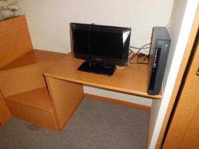 その他　テレビの右側がレオネット。月々1600円でネット使い放題。