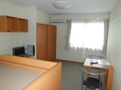 居室・リビング　エアコン・照明・カーテン・テレビ・・・嬉しい設備が一杯です。