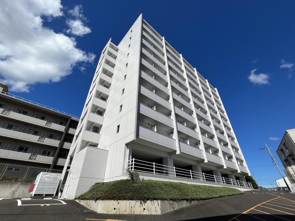 草津市野路東のマンションの建物外観