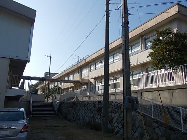 【エルカーサIの小学校】