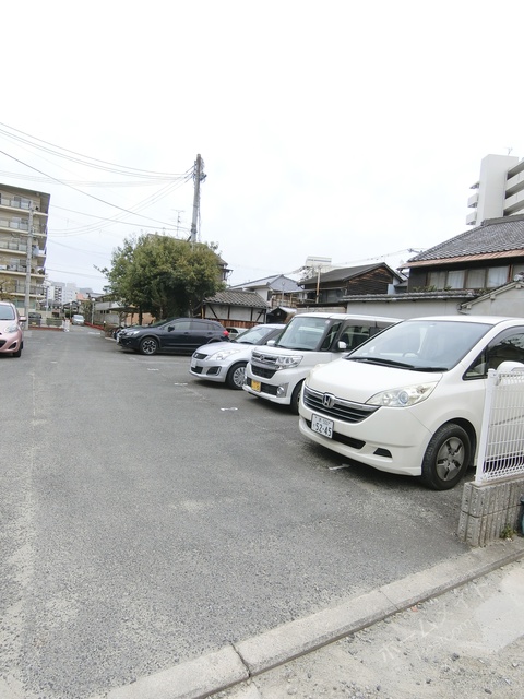 【レオパレス賑の駐車場】