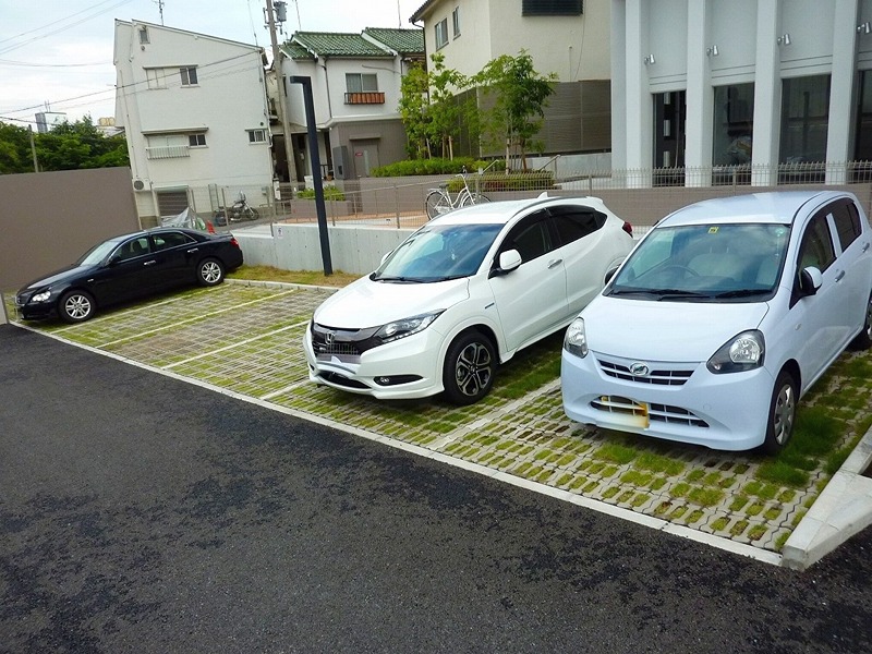 【豊中市庄本町のマンションの駐車場】