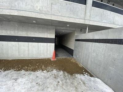 【札幌市南区真駒内本町のマンションのエントランス】