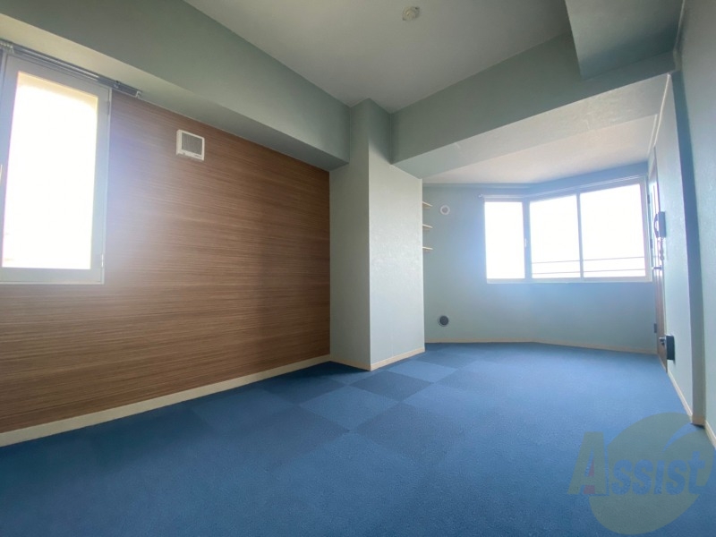 居室・リビング　１０帖のリビングです。窓が大きくて明るいですね！