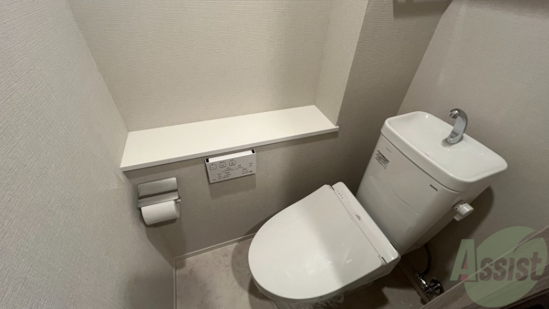 トイレ　トイレです。ウォシュレット機能が付いていて安心ですね。